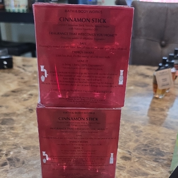 Bath & Body Works Cinnamon Stick Wallflowers - Warm Red NIB - Picture 2 of 3